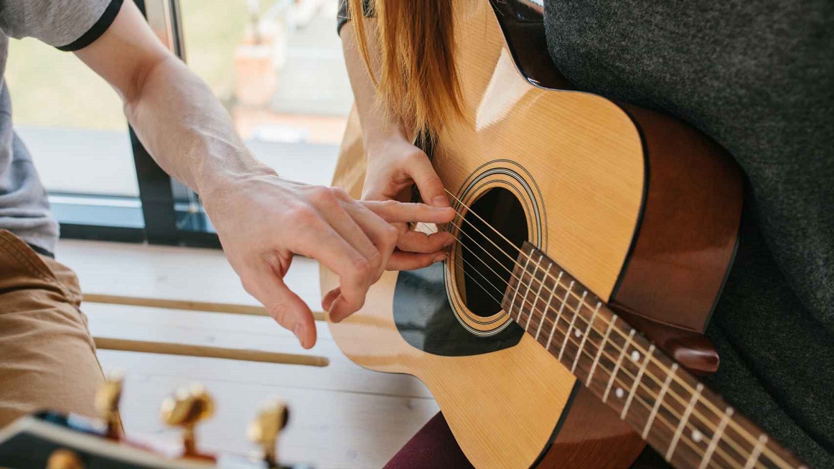 ¿Cómo Aprender a Tocar la Guitarra en Línea?: Recursos y Consejos
