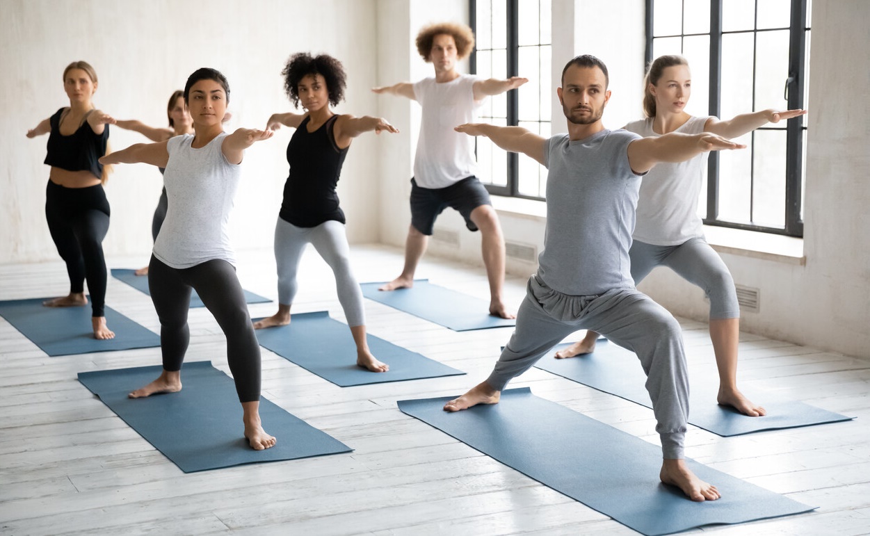 Descubre Cómo el Yoga Puede Ayudar a Reducir el Estrés Laboral