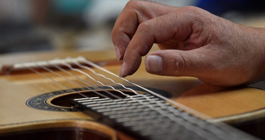Los Beneficios de Aprender a Tocar un Instrumento Musical en la Adultez