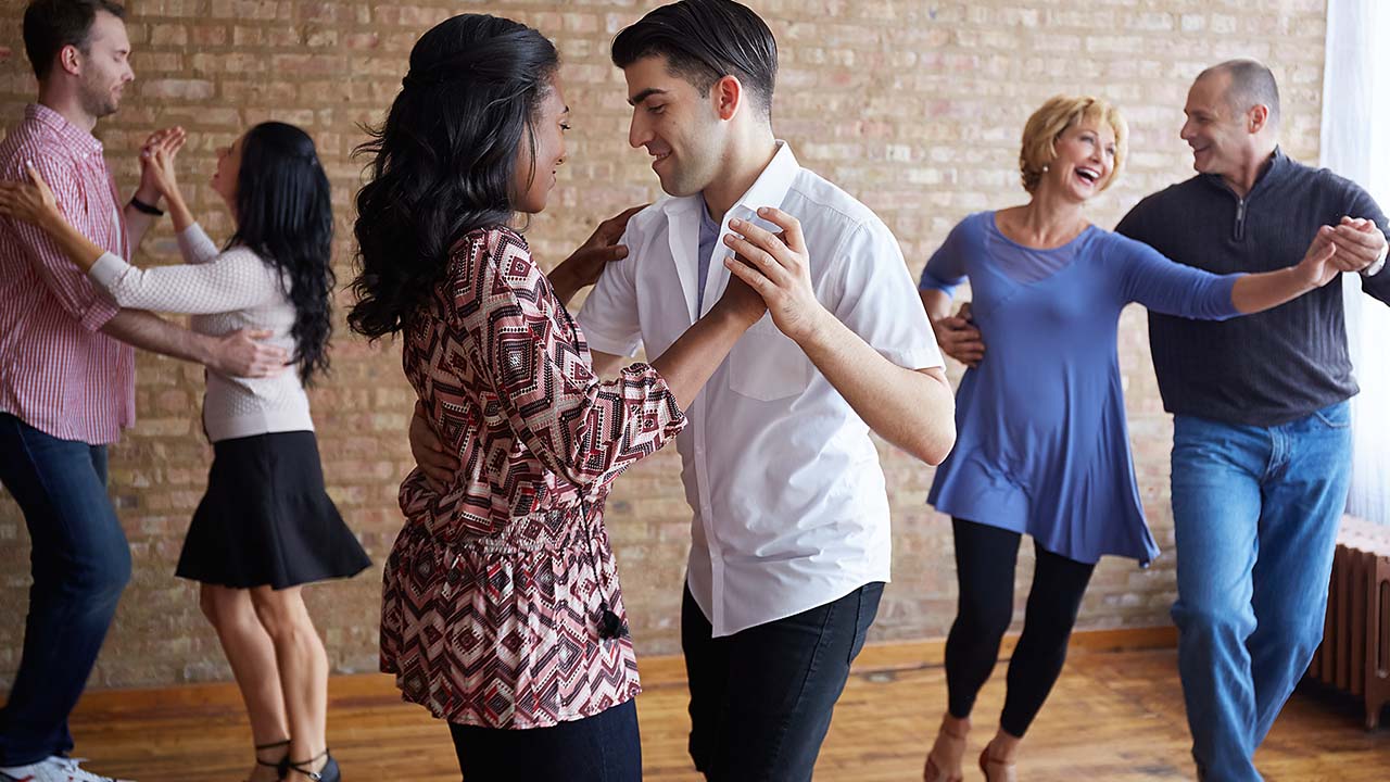 ¿Cómo Aprender a Bailar Salsa en Línea?: Lecciones y Consejos